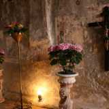 Nella navata destra, che funge anche da corridoio, sono invece presenti numerosi vasi ornamentali ricchi di fiori colorati accanto a un crocifisso in legno